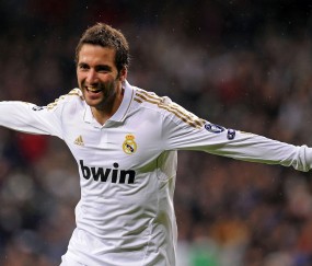 开云体育在线-梅西的脚尖，曼城的铁腕，当足球成为现代文明的权力隐喻