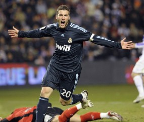 开云体育入口-老鹰收割雄鹿，当福克斯成为关键先生，小市场球队的逆袭密码