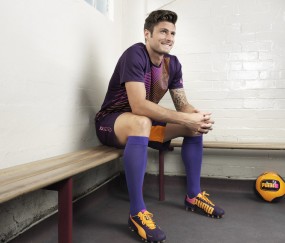 开云体育世界杯-德甲争冠战之夜，布克展现巨星价值，当篮球智慧照亮绿茵场