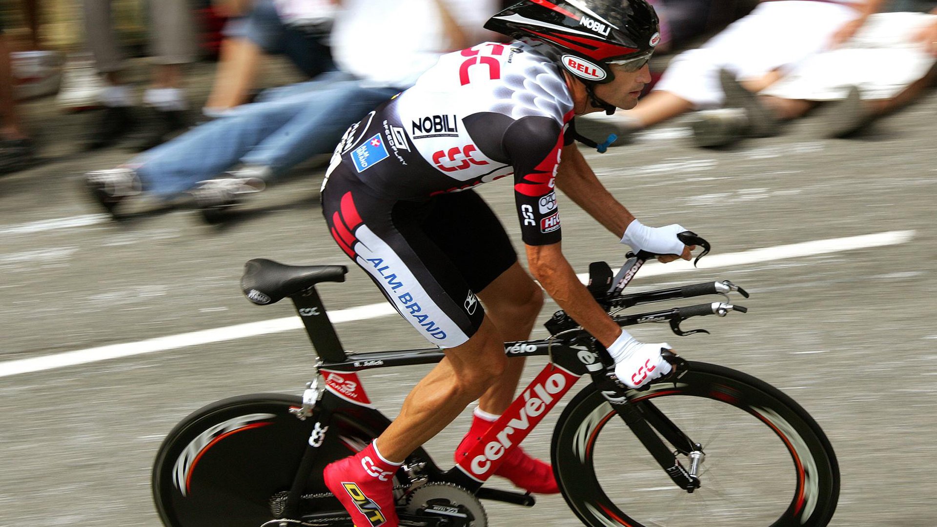 加纳横扫丹麦，黄喜灿完成自我救赎，足球场上的战争与和平