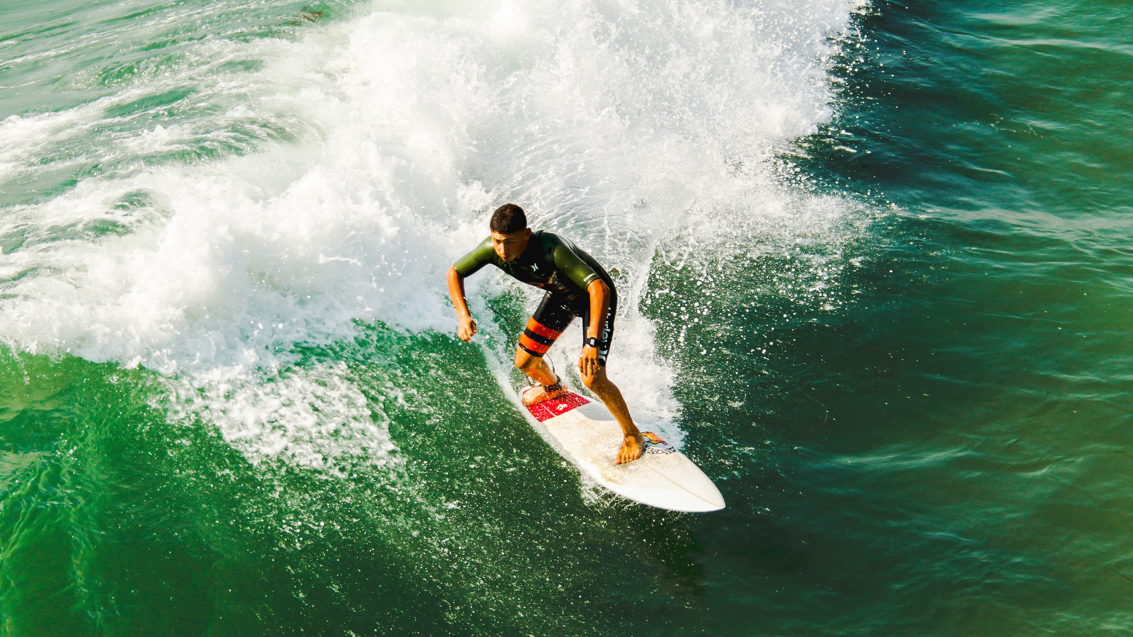 巴萨险胜哥伦比亚，罗德里关键时刻站出来，一粒进球背后的战术革命与精神传承